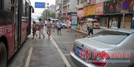北塔区魏源路公交车停靠港施划停车位为哪般