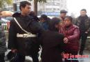 小贩抓住城管不放 路人帮忙劝和