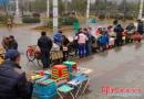 邵阳火车站摊贩随意摆放 乱象丛生