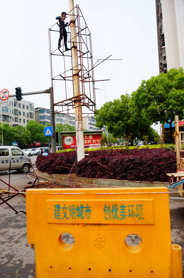 双清区内二十多块大型广告牌将被拆除 预计三天完成