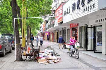 街头“乱搭乱拉”现象再现 切莫为“小利”坏了城市面貌