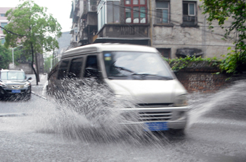 4月23日暴雨持续八小时 市气象台宣布雨将持续到26日
