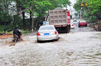 邵阳市突降大雨 艺术学校附近路段被淹成河车辆难通行