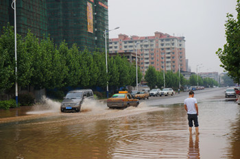 大祥路与桂花路交界处，一到雨天便成“汪洋泽国”