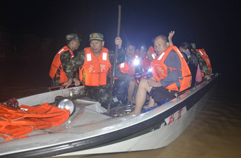 邵东县牛马司镇湾泥村群众被困 暴雨中武警就是排险“冲锋舟”