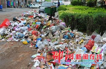 垃圾“吞噬”江北一小区停车场 垃圾清运成难题