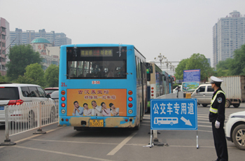西湖桥两头设立公交车专用道 “绿色通道”缓解西湖桥的堵