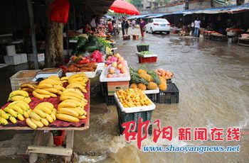 宝庆西路三号马路段一主水管爆裂 道路数十分钟成河流