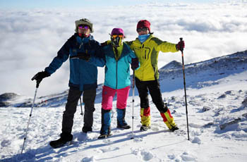 三名邵阳登山爱好者登顶哈巴雪山 用脚步丈量雪山巅峰