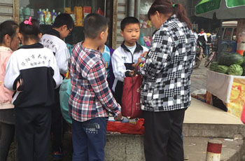 小学校门口兜售小额刮刮卡 少数小学生刮出了“赌瘾”
