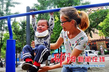 母亲节“爱遍全城” 儿女送花做饭尽孝道