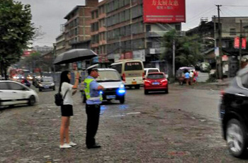 女孩为雨中执勤协警撑伞 善意举动感动全城