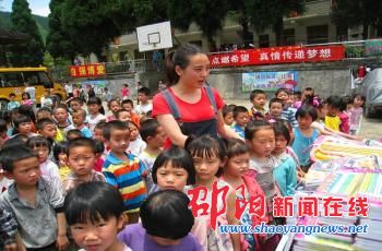 绥宁县梅坪乡飞回“金凤凰” 月薪过万毅然选择回乡教书