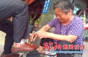七旬老太为还40多万元债务背起擦鞋箱 用辛劳“擦”亮生活
