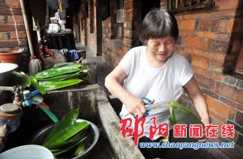 端午节来临老人忙包手工棕 多种馅料口味地道节味浓