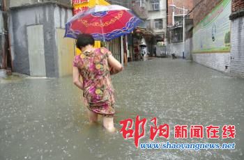 大雨导致双清区人民二巷成水巷 汽车在水里游弋