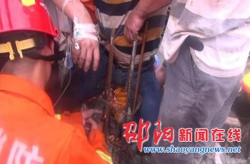 工友小区工地被钢筋刺穿肚子 消防官兵出动救援