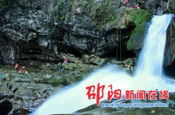 邵阳市驴友溯溪解暑新方式 挑战大自然远离城市喧嚣