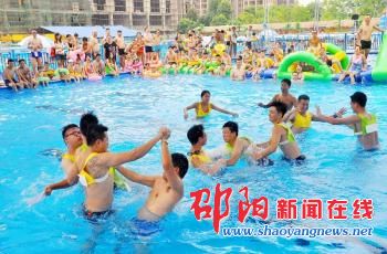 炎炎夏日市民喜爱水上活动 水上乐园撕名牌游戏新颖有趣