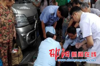 八旬老人出门买药摔倒在地 城管出手相救老人原是抗战老兵