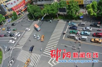 宝庆中路上奇葩斑马线 绿化带堵住两头护栏横穿中间