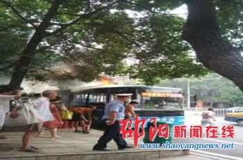 5路公交车突自燃 10余名乘客及时疏散未造成人员伤亡