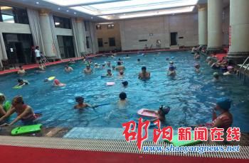 市内泳池水质安保基本达标 市民可放心享受“清凉”