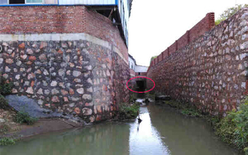 十岁女孩淌水过马路 水流湍急被卷进涵洞下落不明
