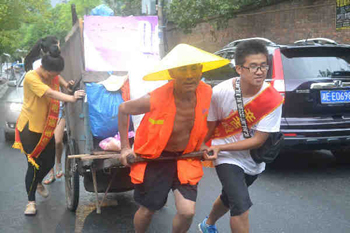 4名准大学生不办谢师宴 自筹7600元街头慰问环卫工