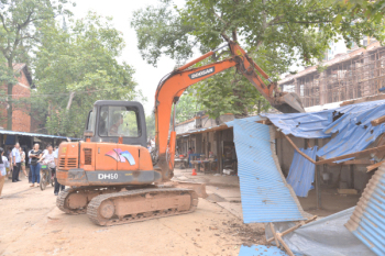 三号马路市场沿线遮阳棚全面拆除 摊担经营户入市经营