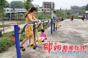 邵阳市雨溪社区完善基础设施 开办信息栏目服务居民