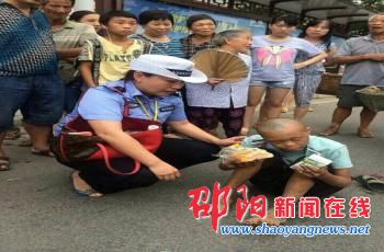 智障男路旁饿晕 美女警花出手相助送往救助站