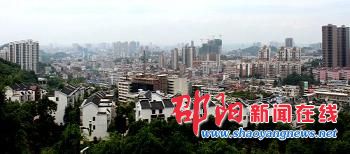 “老邵阳”站立山顶俯瞰城区 高楼耸立扮靓古城