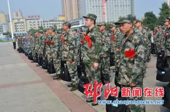邵阳市首批新兵奔赴绿色军营 好男儿就要当兵去