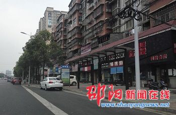 新型公交候车亭亮相邵阳街头 预计本月底可安装完工