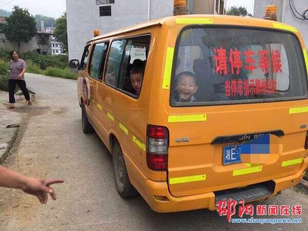 隆回一6座面包车改装校车 塞进16名学生被查