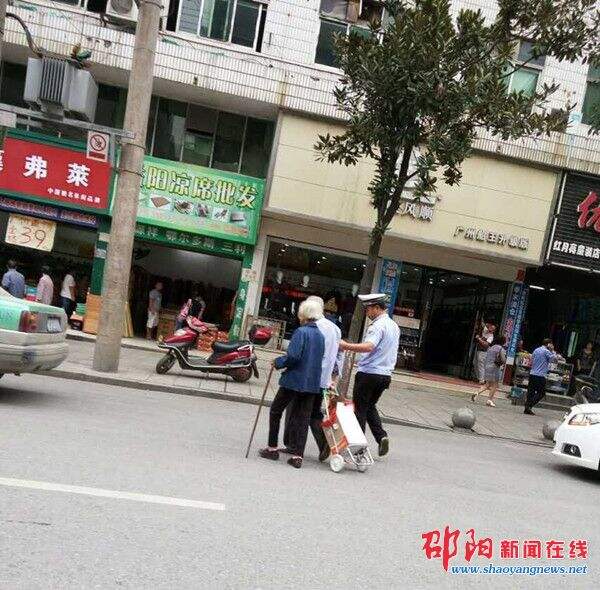 隆回交警搀扶老人过马路暖人心