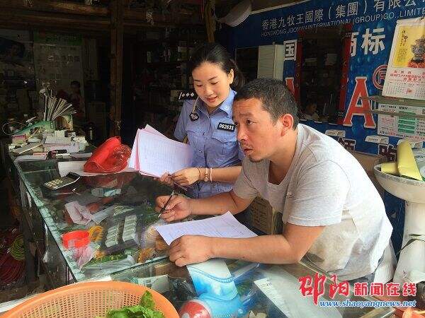 新邵交警践行“三联两访一帮”接地气