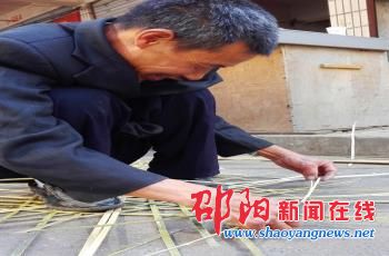 邵阳老篾匠从业五十年 市场变小手艺逐渐失传