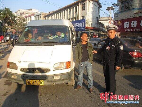 邵阳县长阳铺中队查处一起“黑校车”超载案