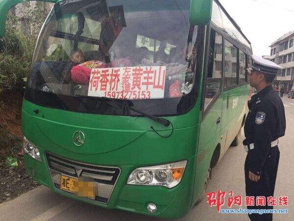 隆回县交警查获准驾不符且超员客车