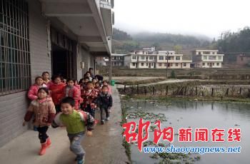 隆回县上坪学校遇山体滑坡教室成危房 学校租用民房上课存隐患
