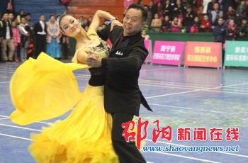 邵阳市第三届体育舞蹈锦标赛在大祥坪体育馆激情上演
