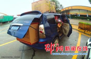 超市老板为省运输费自家小车变“货车” 车顶载物“好壮观”