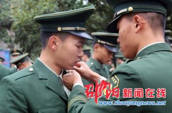 武警邵阳市支队部分士官退出现役 举行仪式向警徽告别