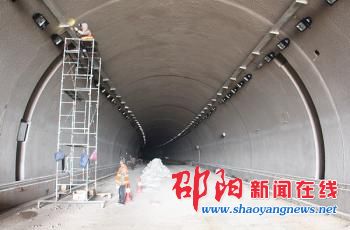 邵坪高速寸石隧道土石方工程完工 附属设施安装工作展开