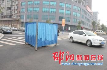 邵阳市雪峰南路与迎春路交叉路口一处井盖修好数月围挡未拆