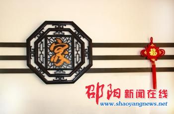邵阳六旬退休“老木工” 手艺精湛妻女称每天有“惊喜”