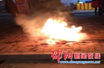 邵阳宝庆西路一带人行道现生火取暖现象 环卫工发愁
