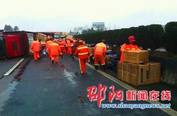 沪昆高速一大货车因路面湿滑侧翻 交警提醒雨雪天气减速慢行